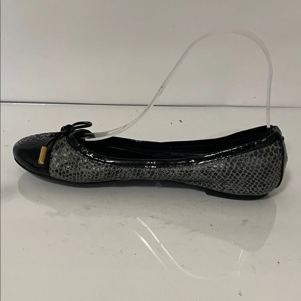 Tory Burch Black and Textured Gray Loafers with Bow - Picture 4 of 10